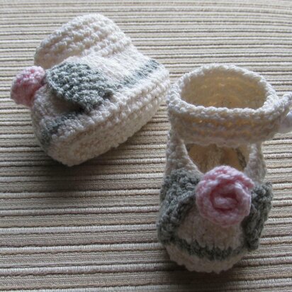 Knitted Shoes With Seed Stitch Leaves and Roses