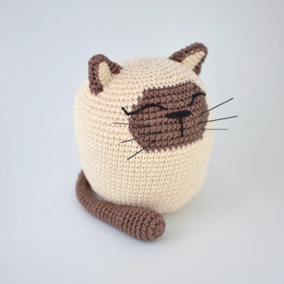 Cat Door Stopper in Lion Brand 24/7 Cotton - M23014 TC - Downloadable PDF