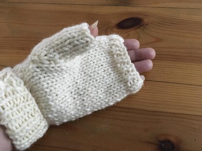 Chunky hat & Wrist warmers with thumb