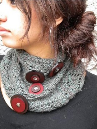 Cowl In Horseshoe Lace