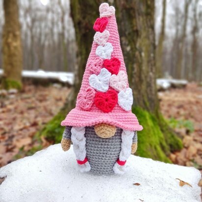 Valentine gnome girl