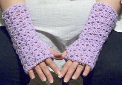 Lacy Scallops Fingerless Gloves