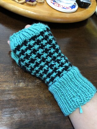 Houndstooth fingerless gloves