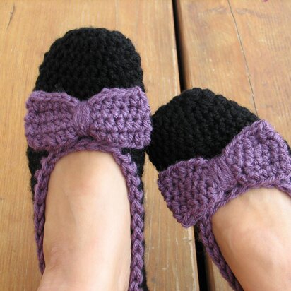 Crochet slippers with bow