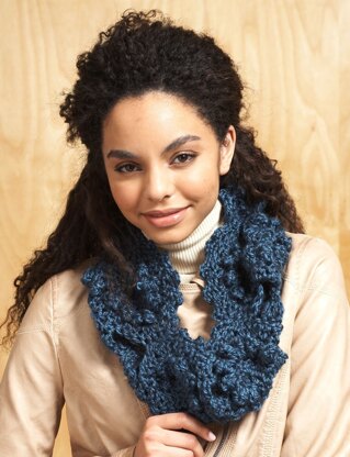 Figure Eight Cowl in Bernat Alpaca