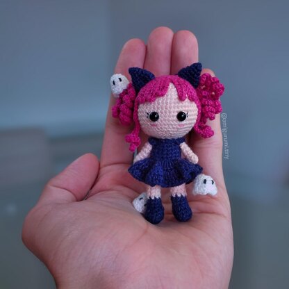 Tiny witch amigurumi