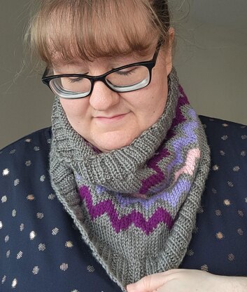 Contrast Chevron Cowl