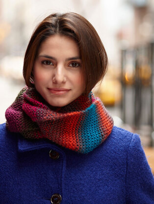 Twisted Color Cowl in Lion Brand Unique - L30159