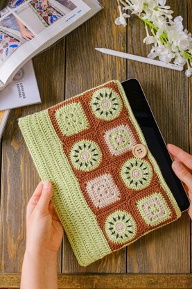 Crochet laptop / iPad / Kindle case "Juicy kiwi"
