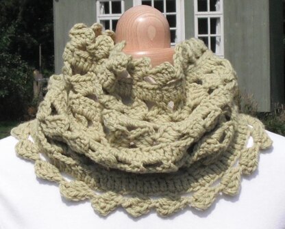 Diamonds crochet cowl