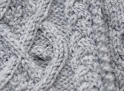 Marit - Hooded scarf with cables and nubs