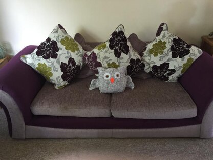 Obi The Owl Cushion Knitting Pattern.