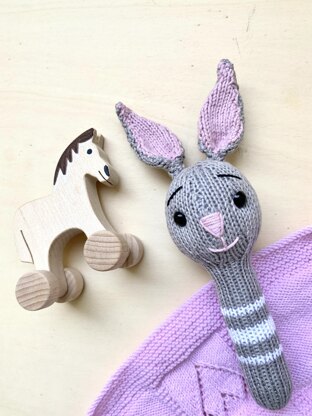 Pattern: Knitted baby bunny rattle