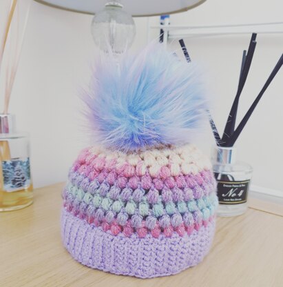 Baby's pom pom hat