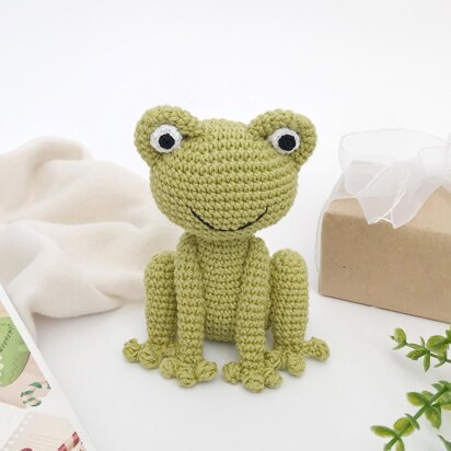 Crochet frog toy amigurumi pattern