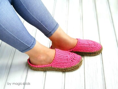 Women's pink clogs