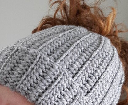 Ribbed stitch ponytail hat