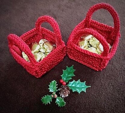 Christmas 'Bitsy' Basket for favours, sweets, toys. In Patons Fab DK