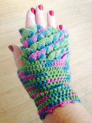 Dragon Scale / Crocodile Stitch Fingerless Mittens