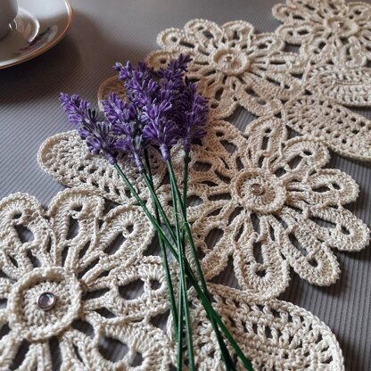 Crochet TABLE Runner CENTERPIECE.