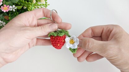 Crochet strawberry pattern, easy crochet keychain NO SEW pattern