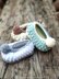 Baby bootie crochet pattern, baby slipper with knobblies and pom pom