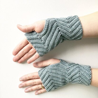 Zigzag fingerless gloves