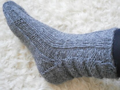 How to sew socks (free sock pattern) - Elizabeth Made This