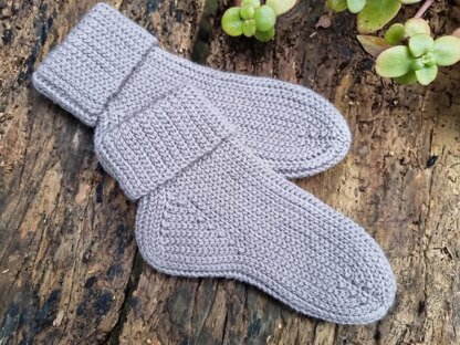 Warm unisex crochet socks with adjustable size pattern S1