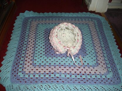 Knitted trim crochet blanket