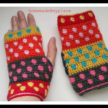 Handy Polka Dots Mitts !