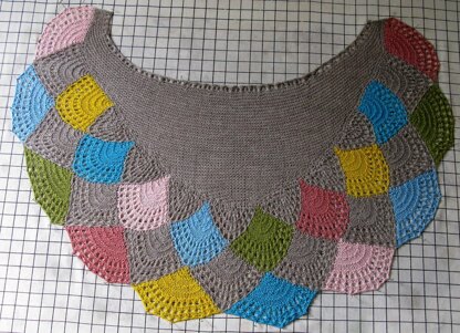 K907-Daydreaming in Colors Scalloped Shawlette