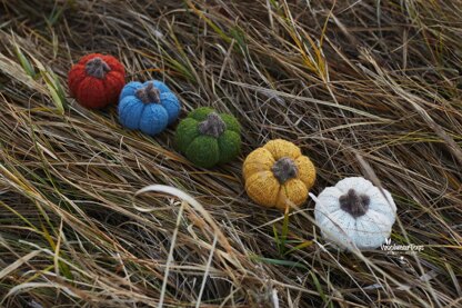 Knitted autumn pumpkins pattern in 3 sizes.