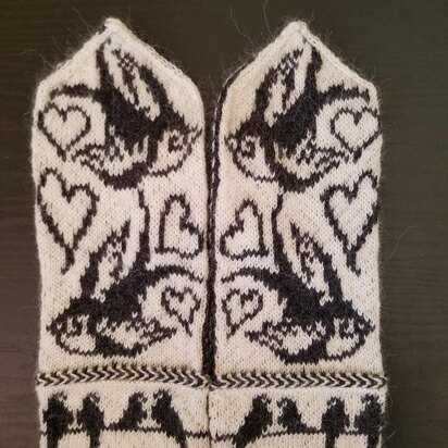 Swallow Love Mittens - knitting pattern
