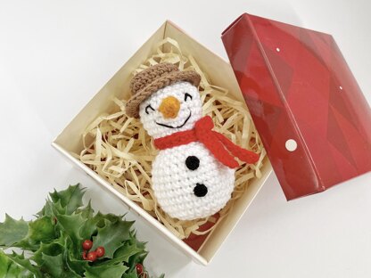 Snowman Christmas ornament amigurumi crochet pattern