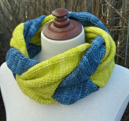 Twisted cowl