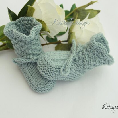 Baby booties with edge