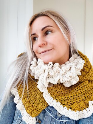 Leena hooded cowl