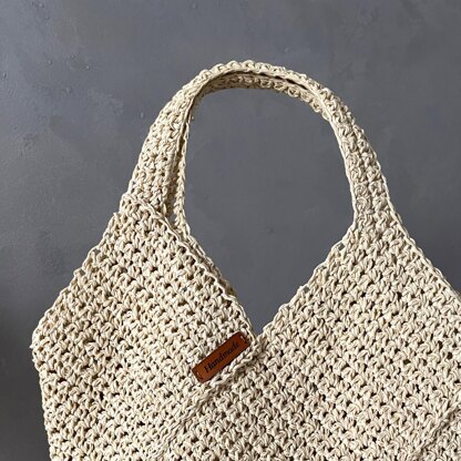 Diagonal raffia shopping bag