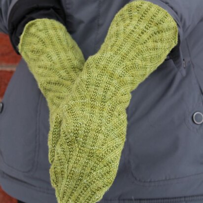 Interrupted swirl mitts - knitting pattern