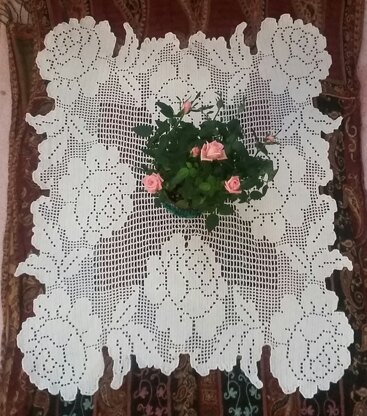 Filet doily with roses