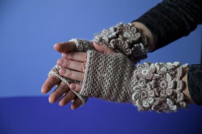 Lovers of flowers/mitts