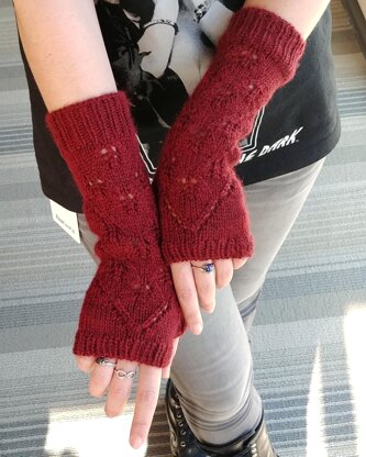 Larisa - leaf motif fingerless mittens