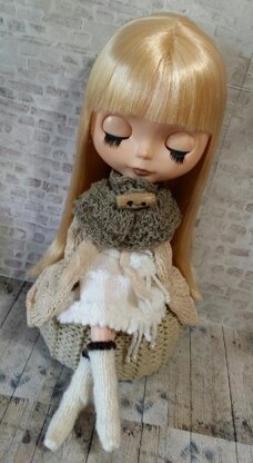 Chunky knit capelet for 12" Blythe doll