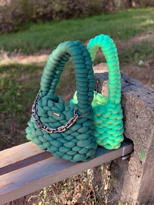 Ravelry: Bag with chunky yarn pattern by Anna Kuznietsova