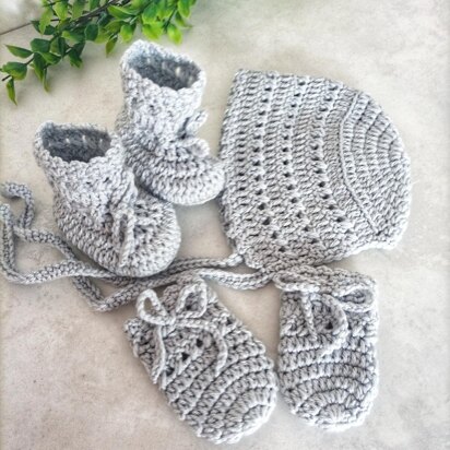 Elegant Bonnet Set