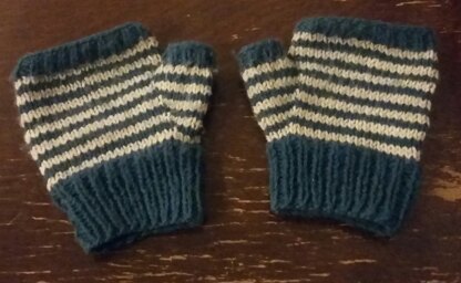 Short stripey wristwarmers/fingerless mitts