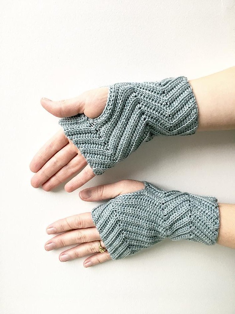 Zigzag fingerless gloves Crochet pattern by Sidsel Sangild