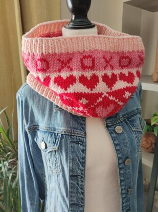 Hearts & Kisses Cowl