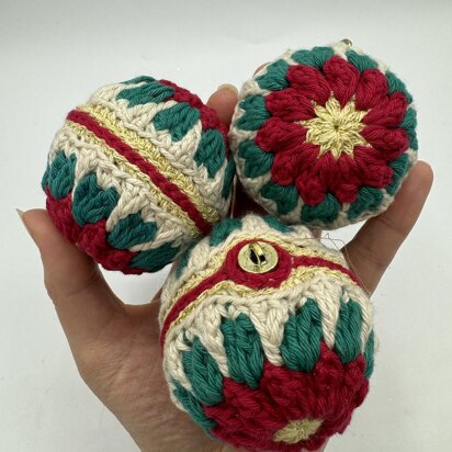 Poinsettia Bauble with Videos (British Crochet Terms)